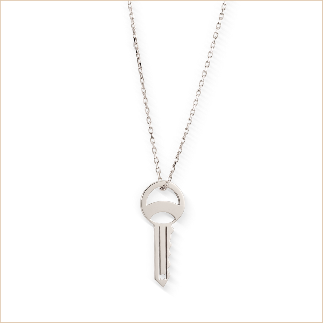 aupiho-joaillerie-collier-clé-évidée-orblanc collier clé évidée collection sésame or blanc 18 carats recyclé chaine fine aupiho joaillerie