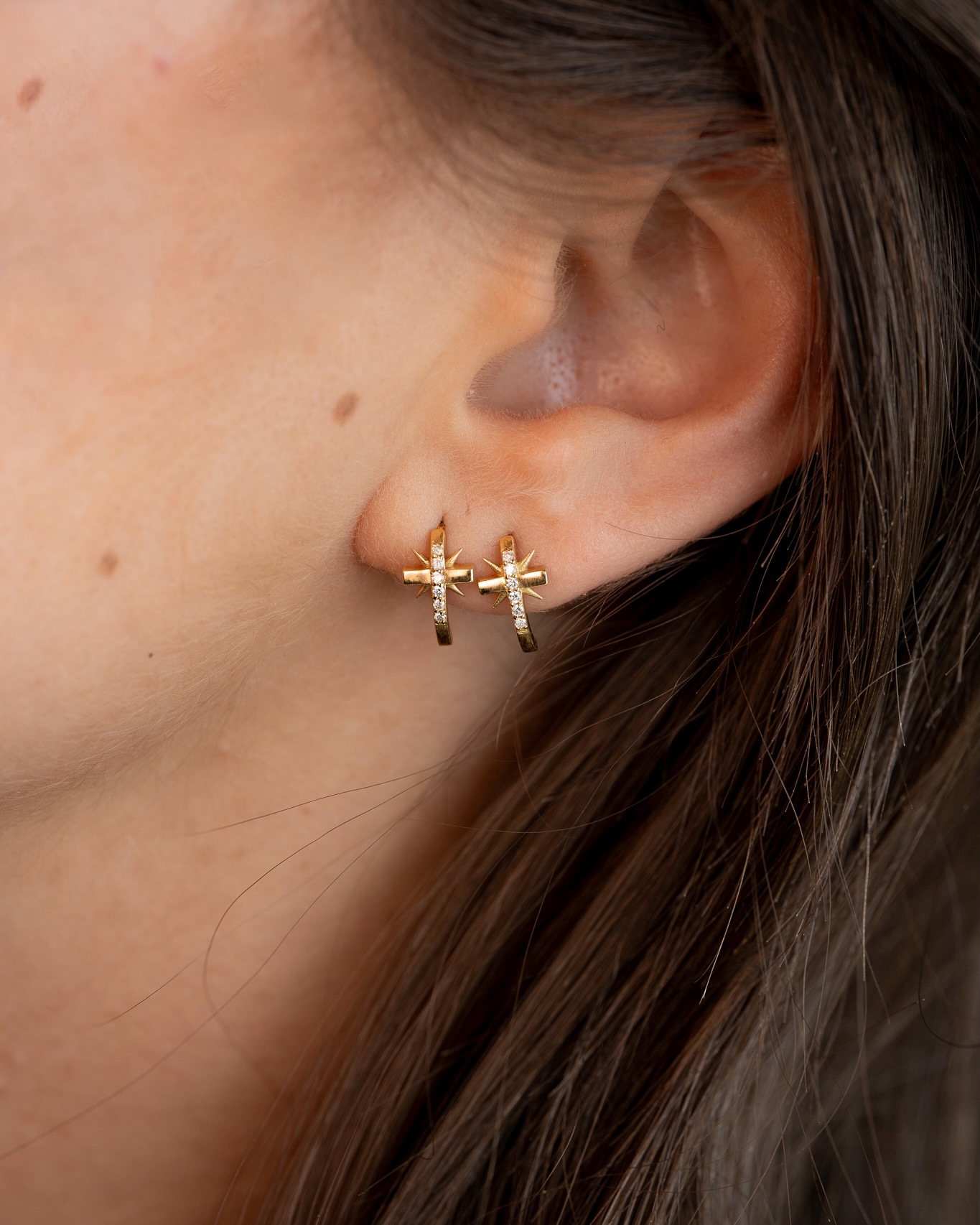 boucle-d'oreille-croix-obsession-or-jaune-diamants-blancs-aupiho-joaillerie boucle d'oreille croix obsession or jaune diamants blancs aupiho joaillerie