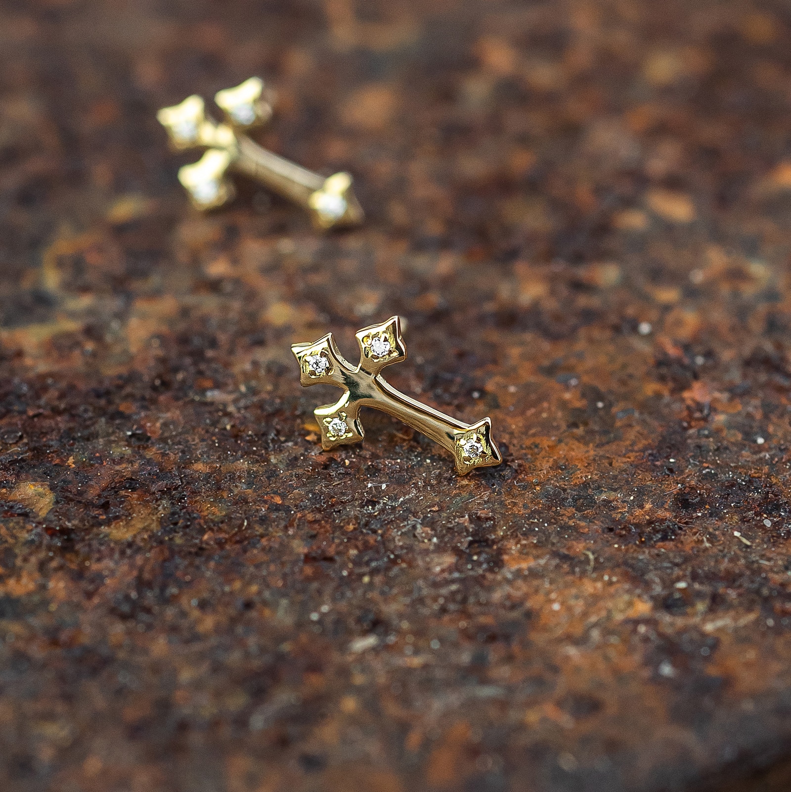 boucle d'oreille croix or jaune et diamants blancs or recyclé 18 carats aupiho joaillerie boucle d'oreille croix or jaune et diamants blancs or recyclé 18 carats aupiho joaillerie