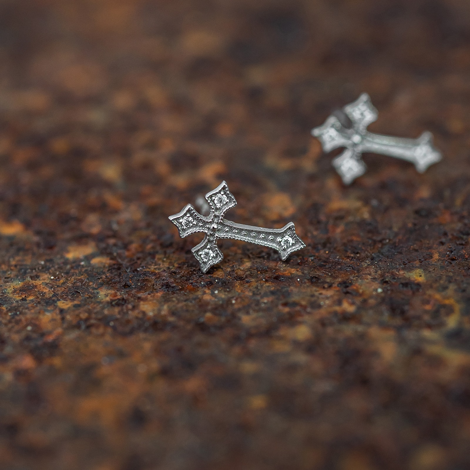 boucle d'oreille croix or blanc et diamants blancs or recyclé 18 carats aupiho joaillerie boucle d'oreille croix or blanc et diamants blancs or recyclé 18 carats aupiho joaillerie