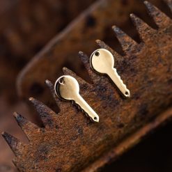 boucle d'oreille clé or jaune or recyclé 18 carats puce sésame aupiho joaillerie