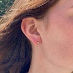 boucle d'oreille croix or jaune et diamants blancs or recyclé 18 carats aupiho joaillerie boucle d'oreille croix or jaune et diamants blancs or recyclé 18 carats aupiho joaillerie