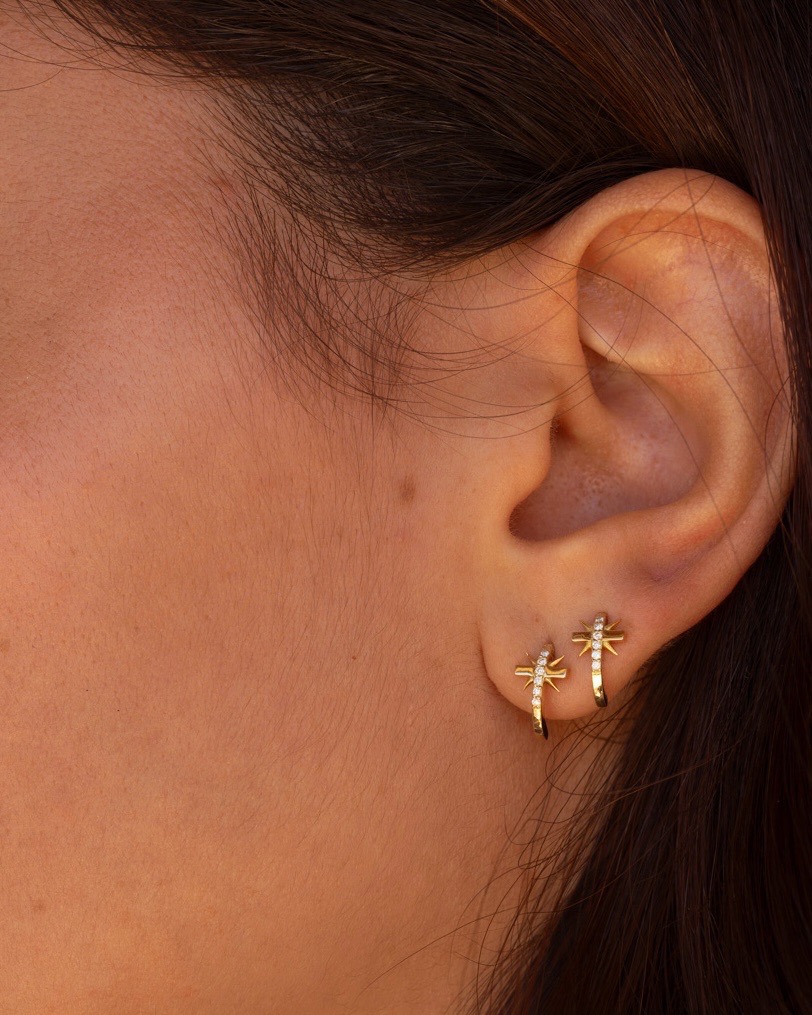 boucle d'oreille croix or jaune et diamants blancs or recyclé 18 carats obsession aupiho joaillerie boucle d'oreille croix or jaune et diamants blancs or recyclé 18 carats obsession aupiho joaillerie