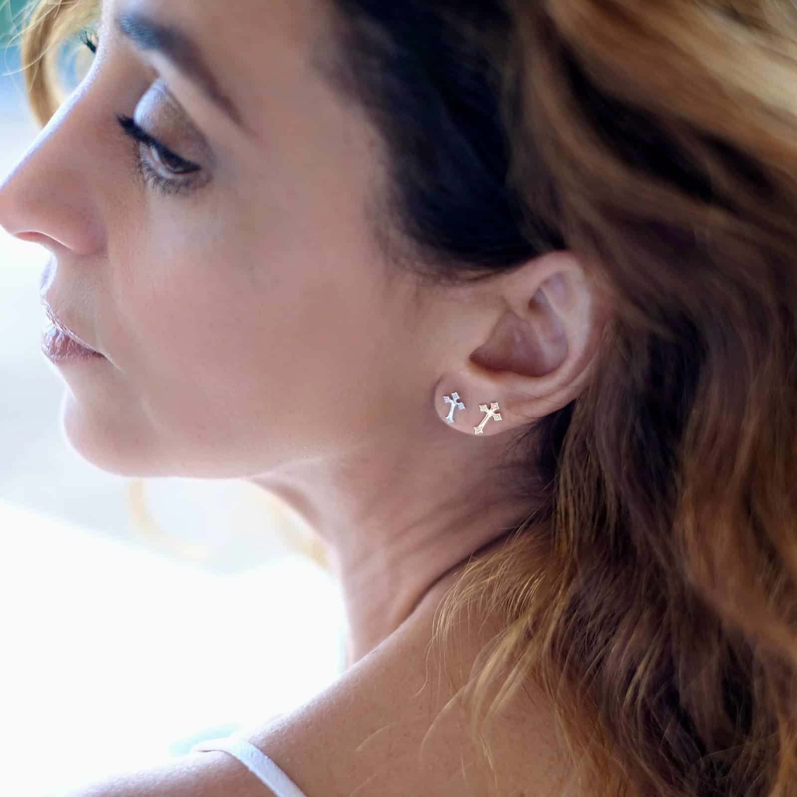 boucle d'oreille croix or jaune et diamants blancs or recyclé 18 carats aupiho joaillerie boucle d'oreille croix or jaune et diamants blancs or recyclé 18 carats aupiho joaillerie