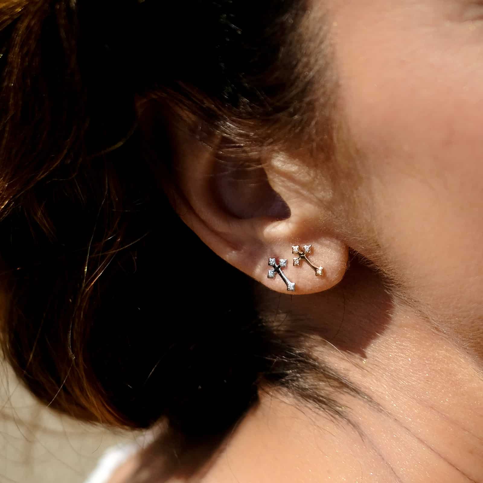 boucle d'oreille croix or jaune et diamants blancs or recyclé 18 carats aupiho joaillerie boucle d'oreille croix or jaune et diamants blancs or recyclé 18 carats aupiho joaillerie