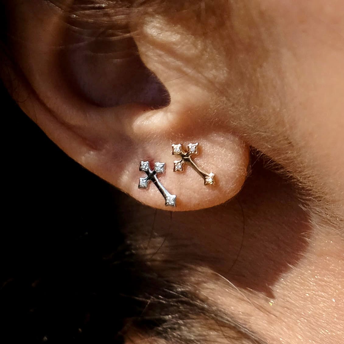 boucle d'oreille croix or jaune et diamants blancs or recyclé 18 carats aupiho joaillerie boucle d'oreille croix or jaune et diamants blancs or recyclé 18 carats aupiho joaillerie