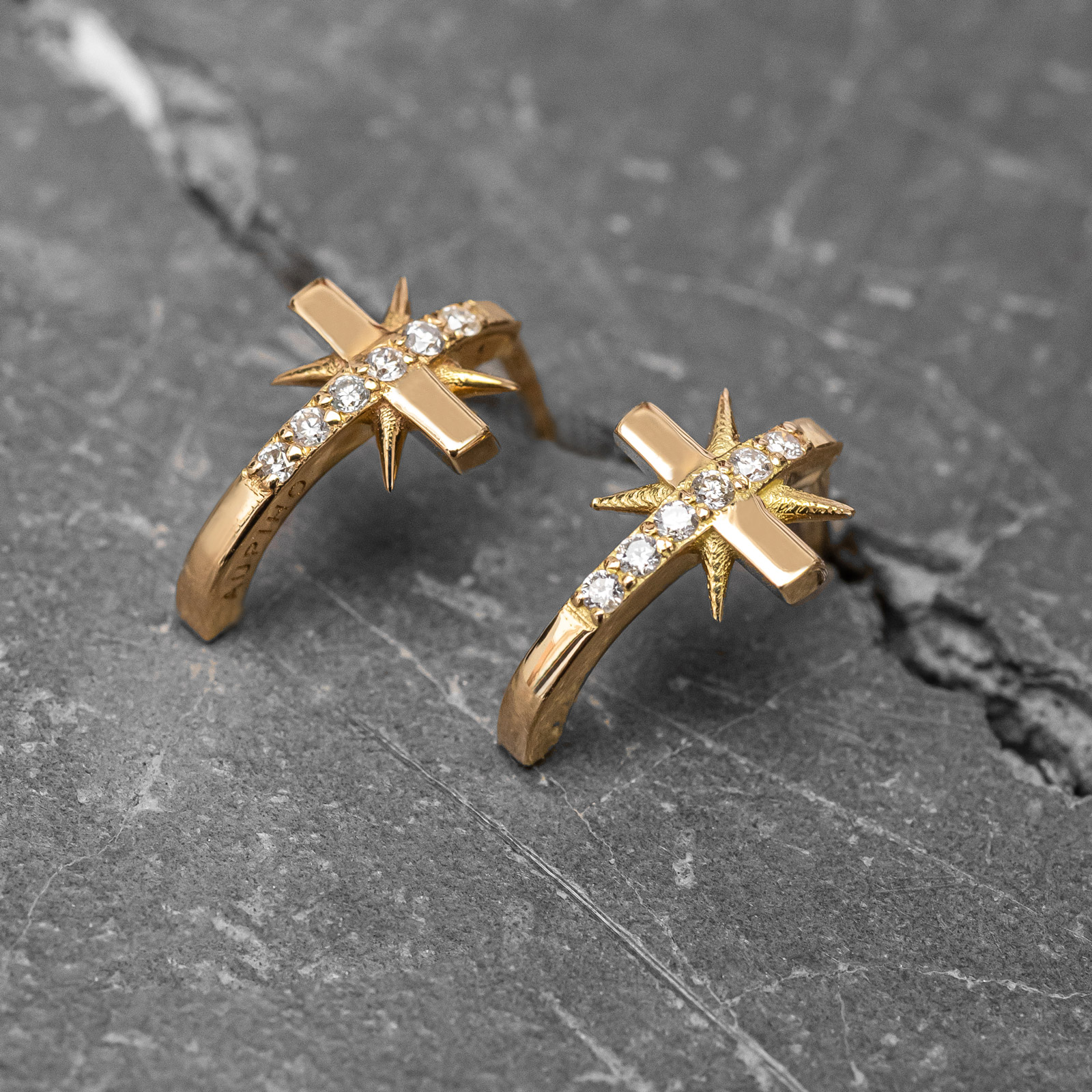 boucle d'oreille croix or jaune et diamants blancs or recyclé 18 carats aupiho joaillerie boucle d'oreille croix or jaune et diamants blancs or recyclé 18 carats aupiho joaillerie