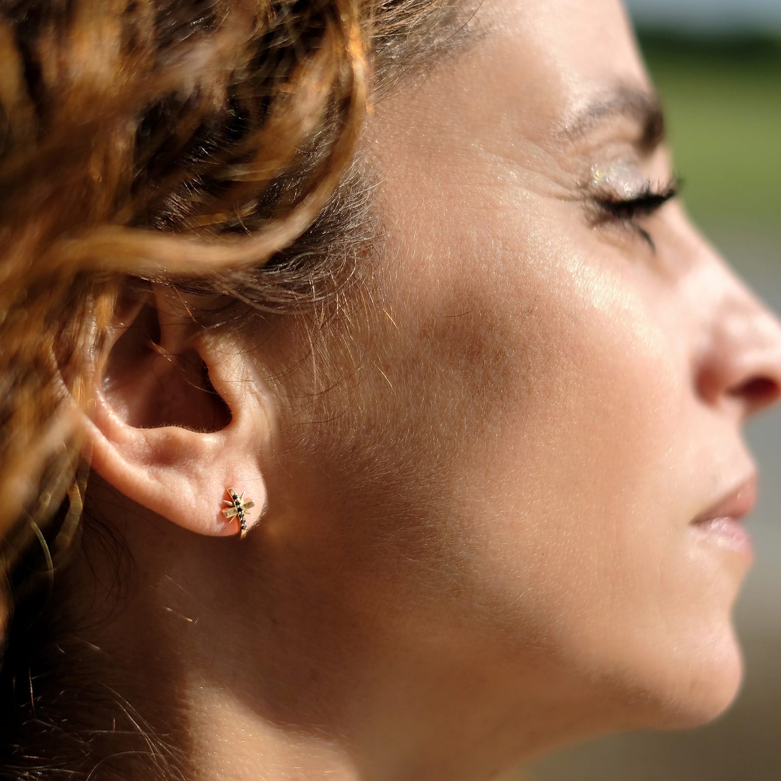 boucle d'oreille croix or rose et diamants noirs or recyclé 18 carats aupiho joaillerie boucle d'oreille croix or rose et diamants noirs or recyclé 18 carats aupiho joaillerie
