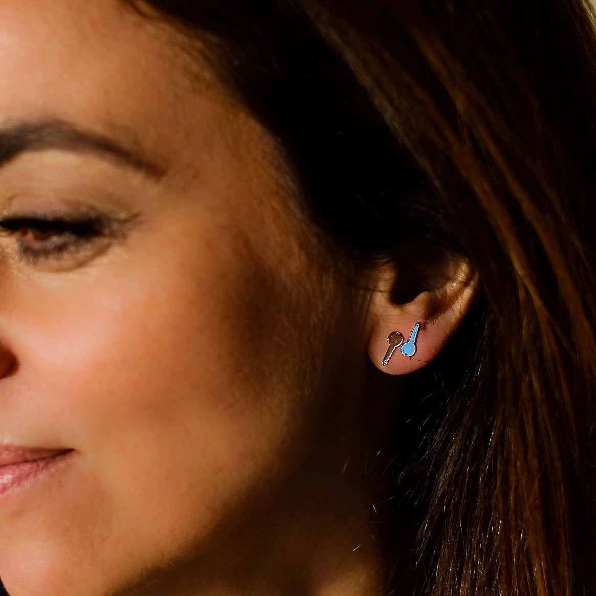 boucle d'oreille clé or blanc or recyclé 18 carats sésame joaillerie