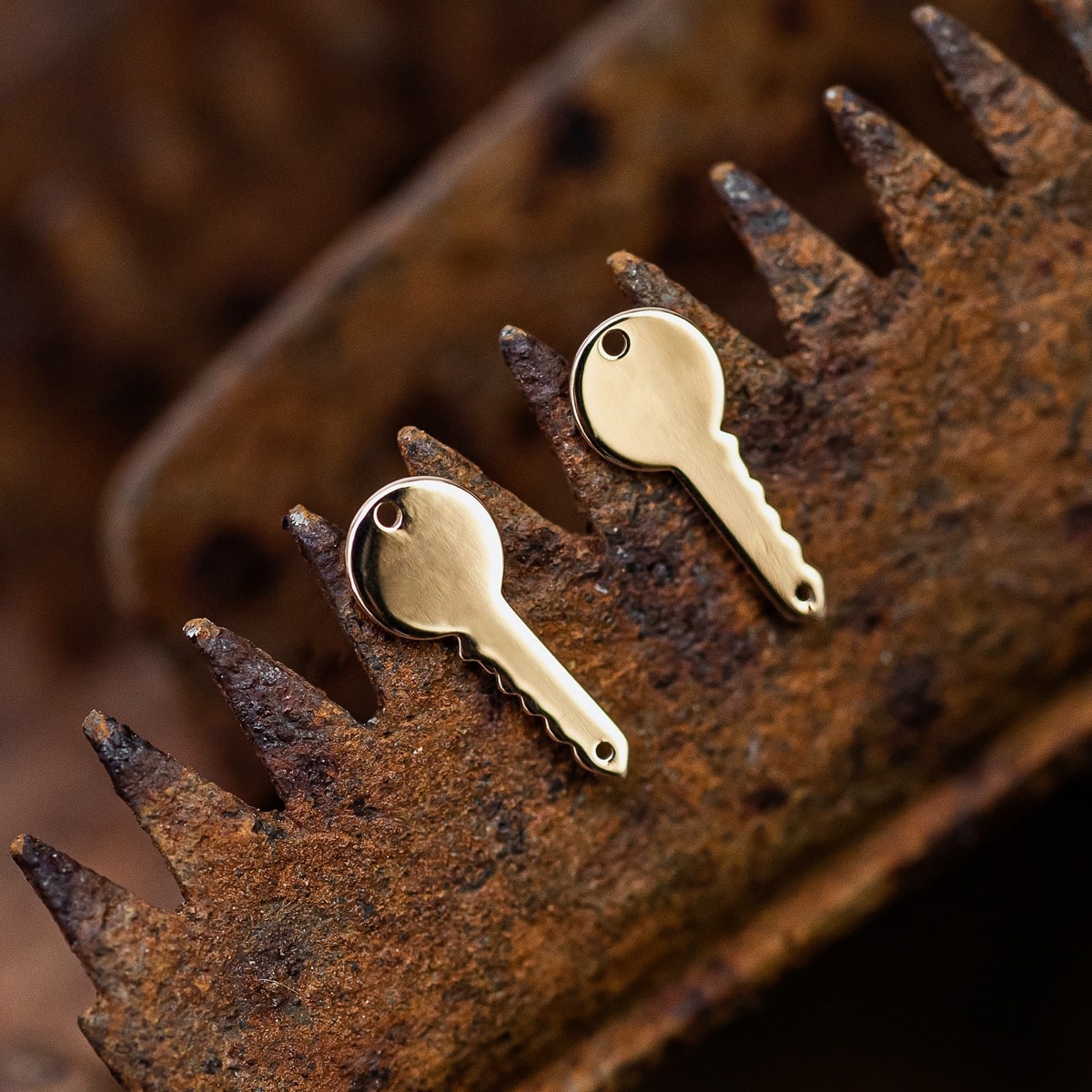 boucle d'oreille clé or jaune or recyclé 18 carats sésame joaillerie