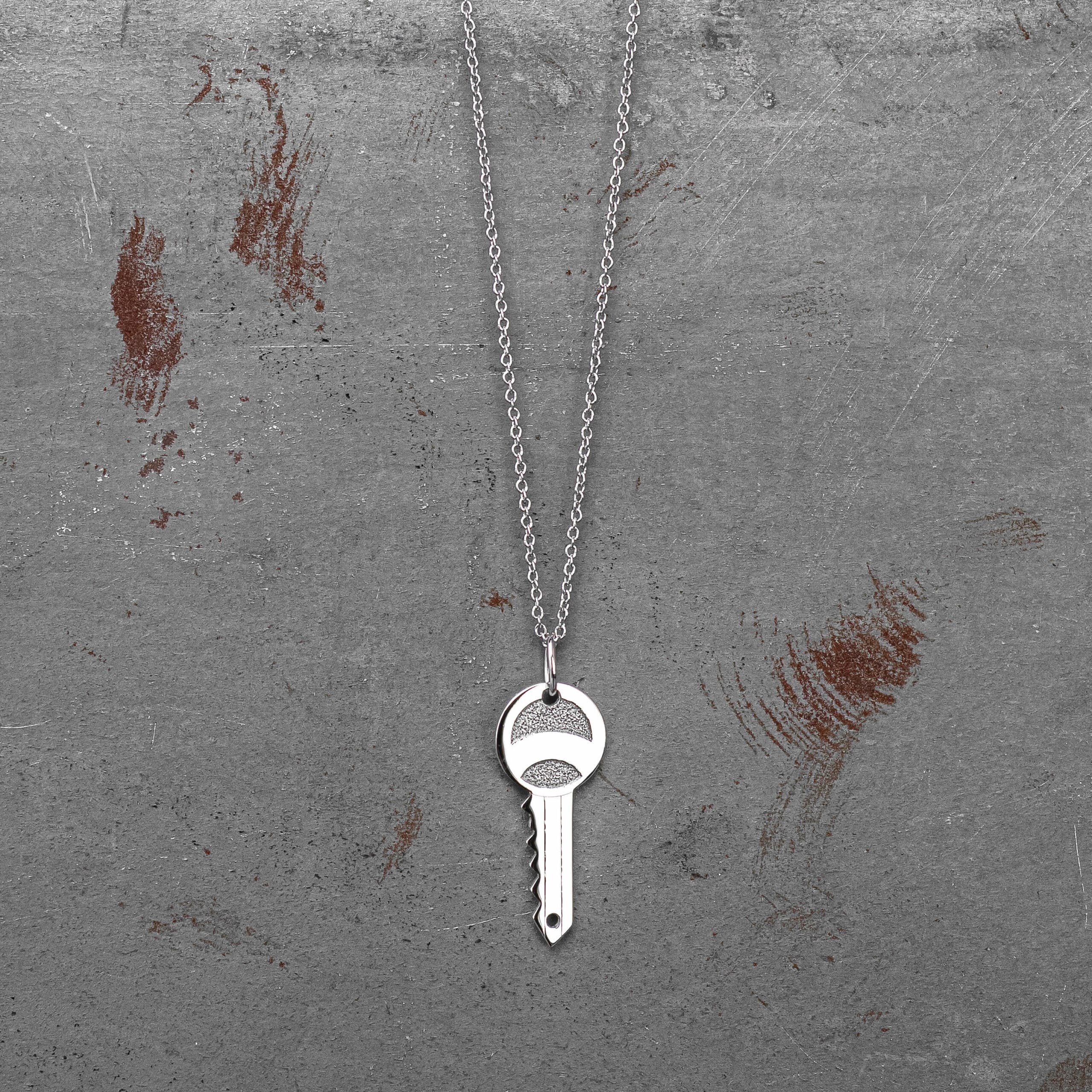 collier clé or blanc or recyclé 18 carats aupiho joaillerie collier clé or blanc or recyclé 18 carats aupiho joaillerie