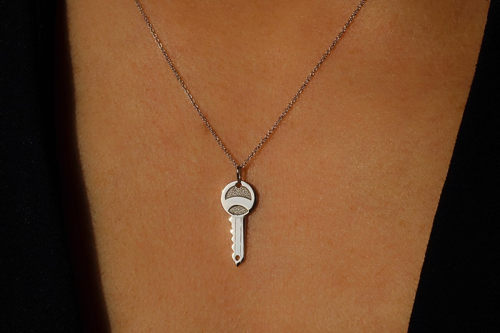 collier clé or blanc or recyclé 18 carats aupiho joaillerie collier clé or blanc or recyclé 18 carats aupiho joaillerie