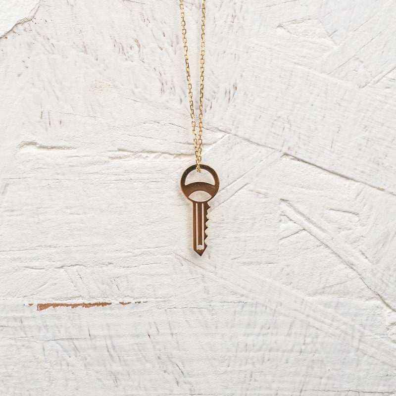 collier clé chaine fine or jaune or recyclé 18 carats sésame aupiho joaillerie collier clé chaine fine or jaune or recyclé 18 carats sésame aupiho joaillerie