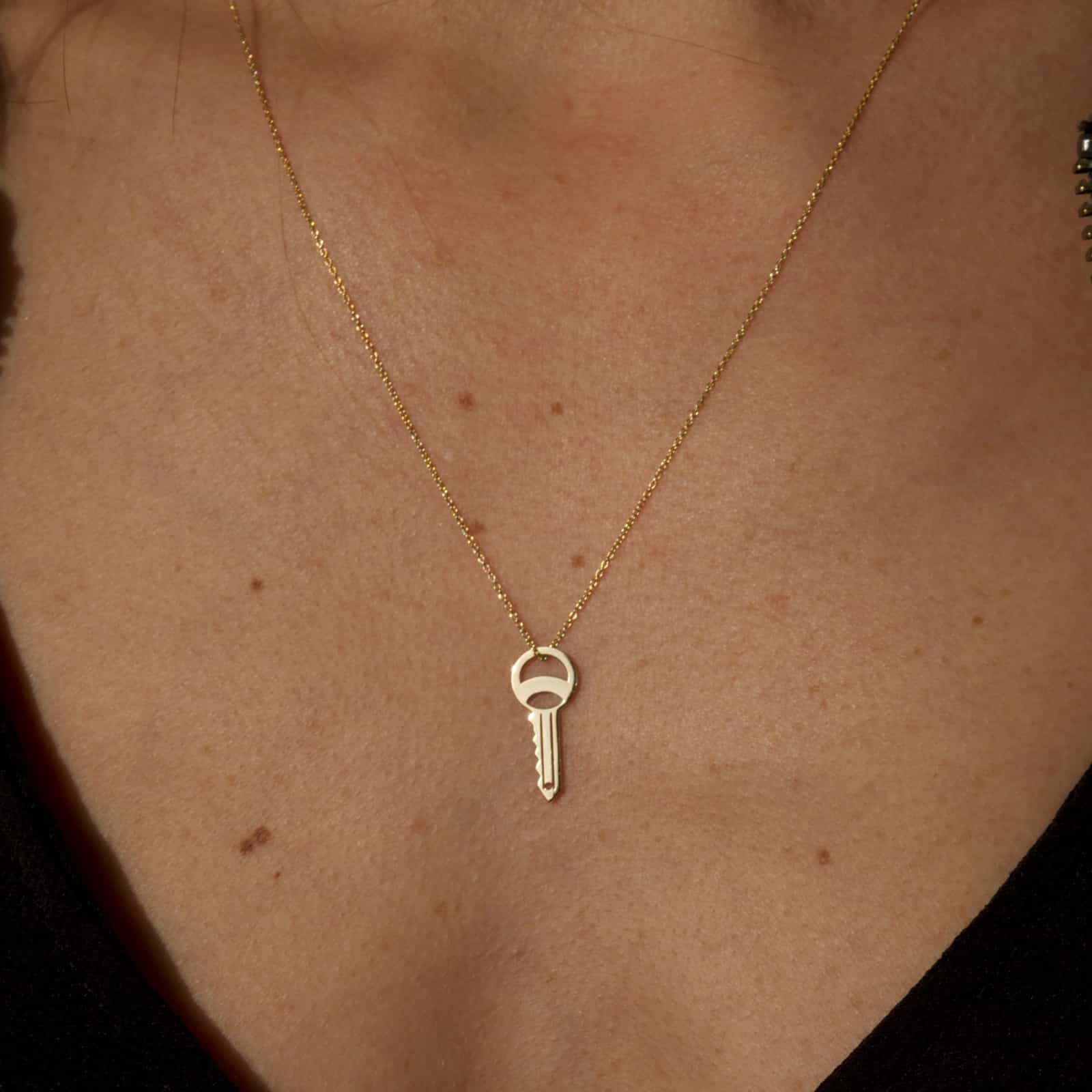 collier clé or jaune or recyclé 18 carats sésame aupiho joaillerie collier clé or jaune or recyclé 18 carats sésame aupiho joaillerie