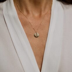 collier médaille clé or jaune or recyclé 18 carats aupiho joaillerie