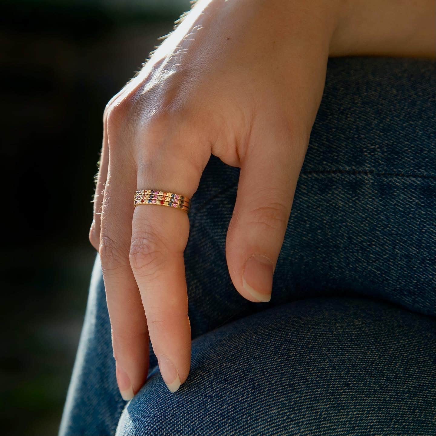 bague alliance or jaune et pierres précieuses saphirs multicolors or recyclé 18 carats aupiho joaillerie bague alliance or jaune et pierres précieuses saphirs multicolors or recyclé 18 carats aupiho joaillerie