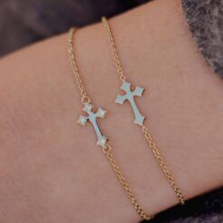 bracelet croix or jaune et diamants blancs or recyclé 18 carats aupiho joaillerie