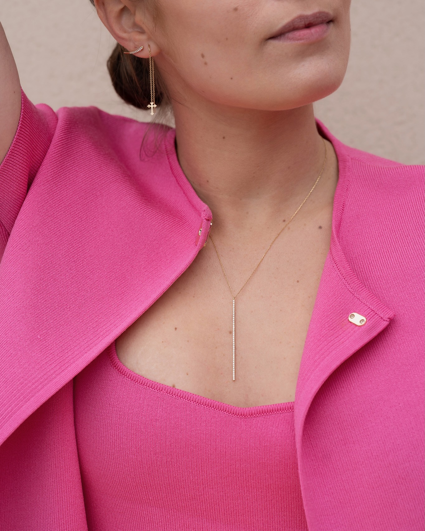 boucle-d'oreille-chaîne-croix-illusion-or-jaune-aupiho-joaillerie boucle d'oreille chaîne croix illusion or jaune aupiho joaillerie