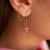 boucle d'oreille croix chaine or jaune or recyclé 18 carats illusion aupiho joaillerie boucle d'oreille croix chaine or jaune or recyclé 18 carats illusion aupiho joaillerie