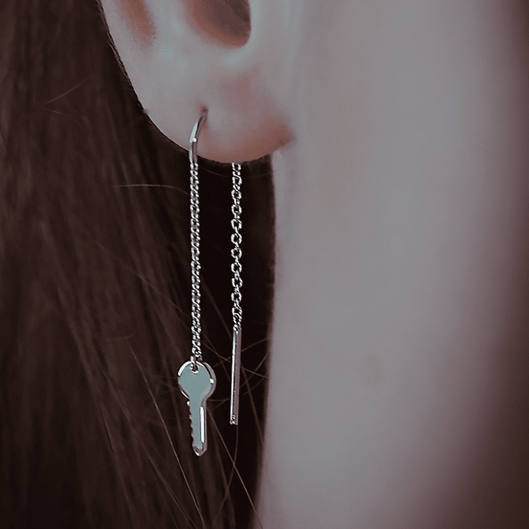 boucle d'oreille pendante clé chaine or blanc or recyclé 18 carats aupiho joaillerie boucle d'oreille pendante clé chaine or blanc or recyclé 18 carats aupiho joaillerie