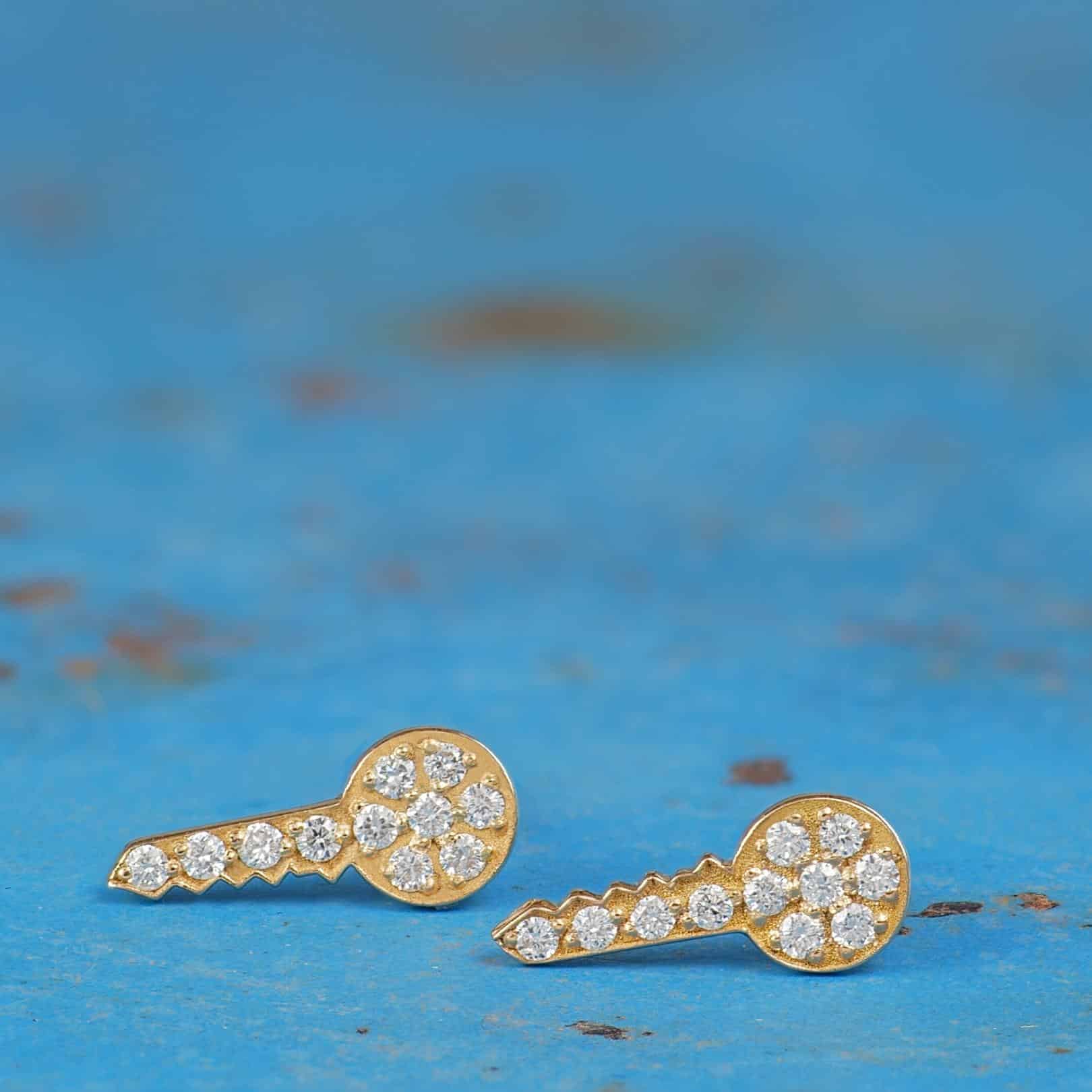boucle d'oreille clé or jaune et diamants blancs or recyclé 18 carats puce sésame aupiho joaillerie