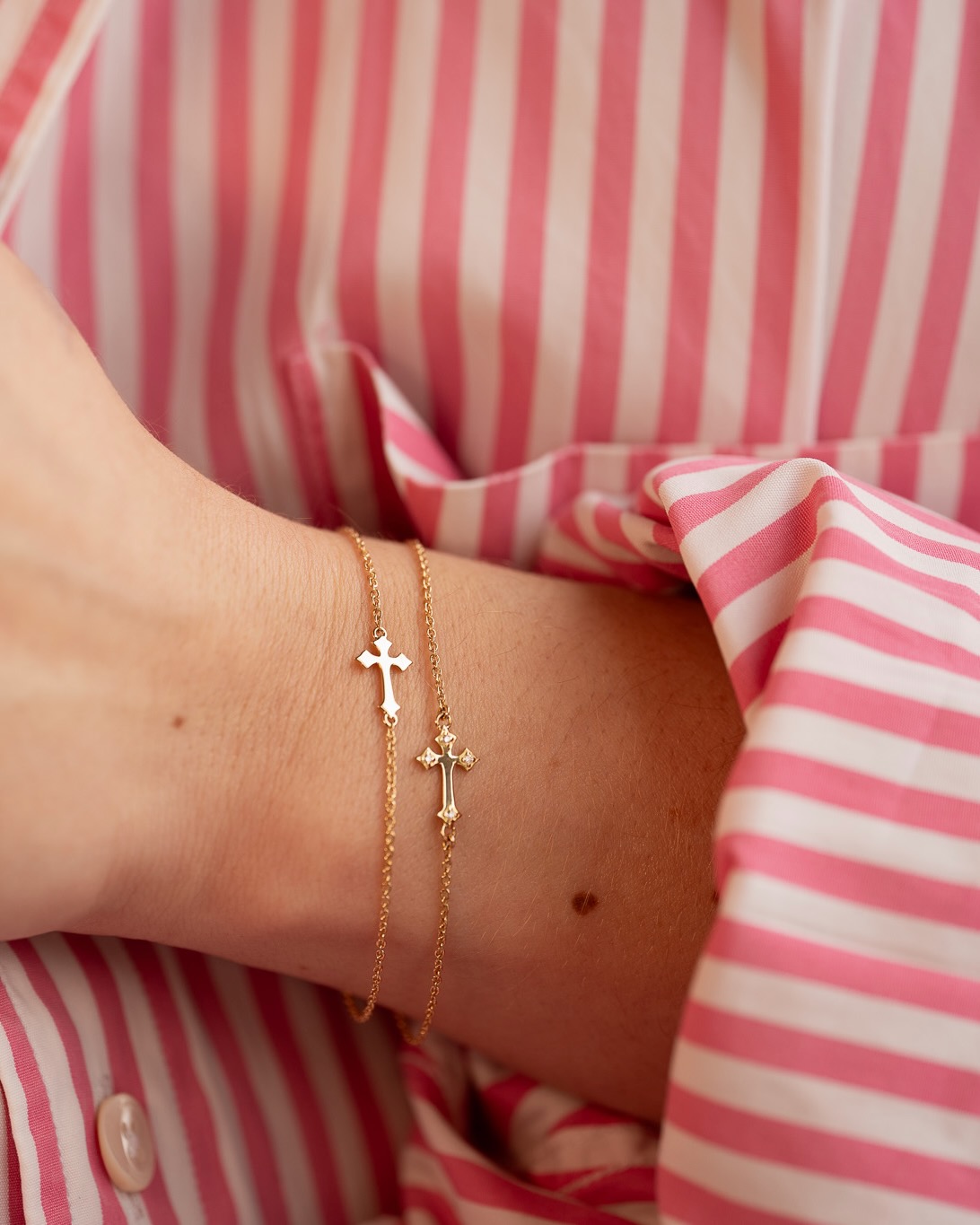 braceler-croix-or-et-diamants-illusion-or-jaune-aupiho-joaillerie bracelet croix or et diamants illusion or jaune diamants blancs aupiho joaillerie