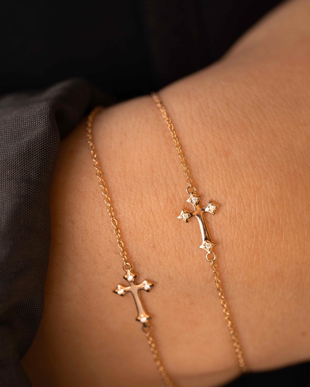 bracelet-croix-illusion-diamants-orjaune-croix-aupiho-joaillerie bracelet croix illusion diamants or jaune 18k croix aupiho joaillerie