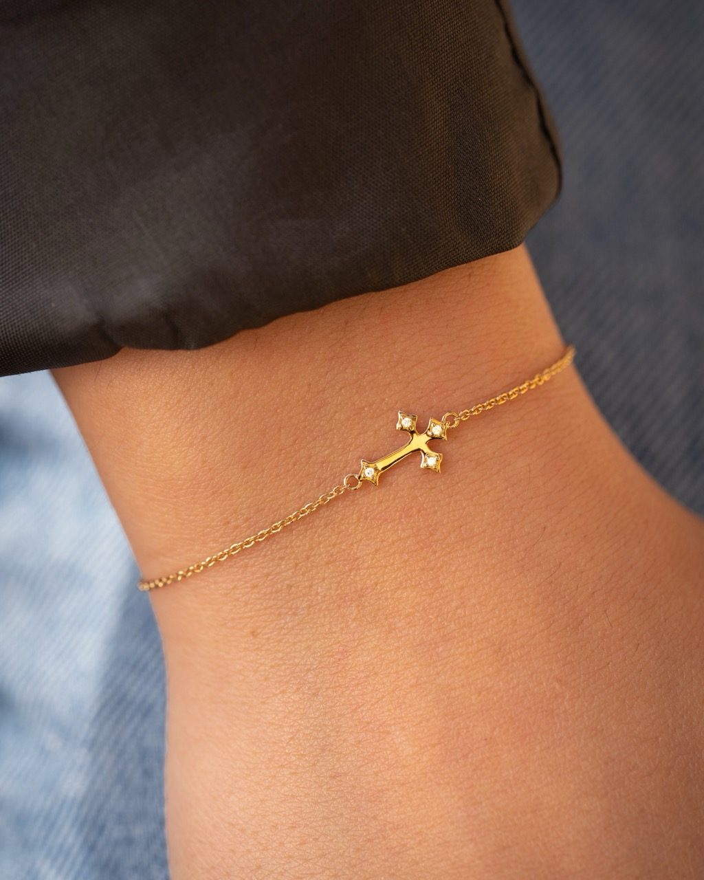 bracelet croix or jaune diamants blancs or recyclé 18 carats illusion aupiho joaillerie bracelet croix or jaune diamants blancs or recyclé 18 carats illusion aupiho joaillerie