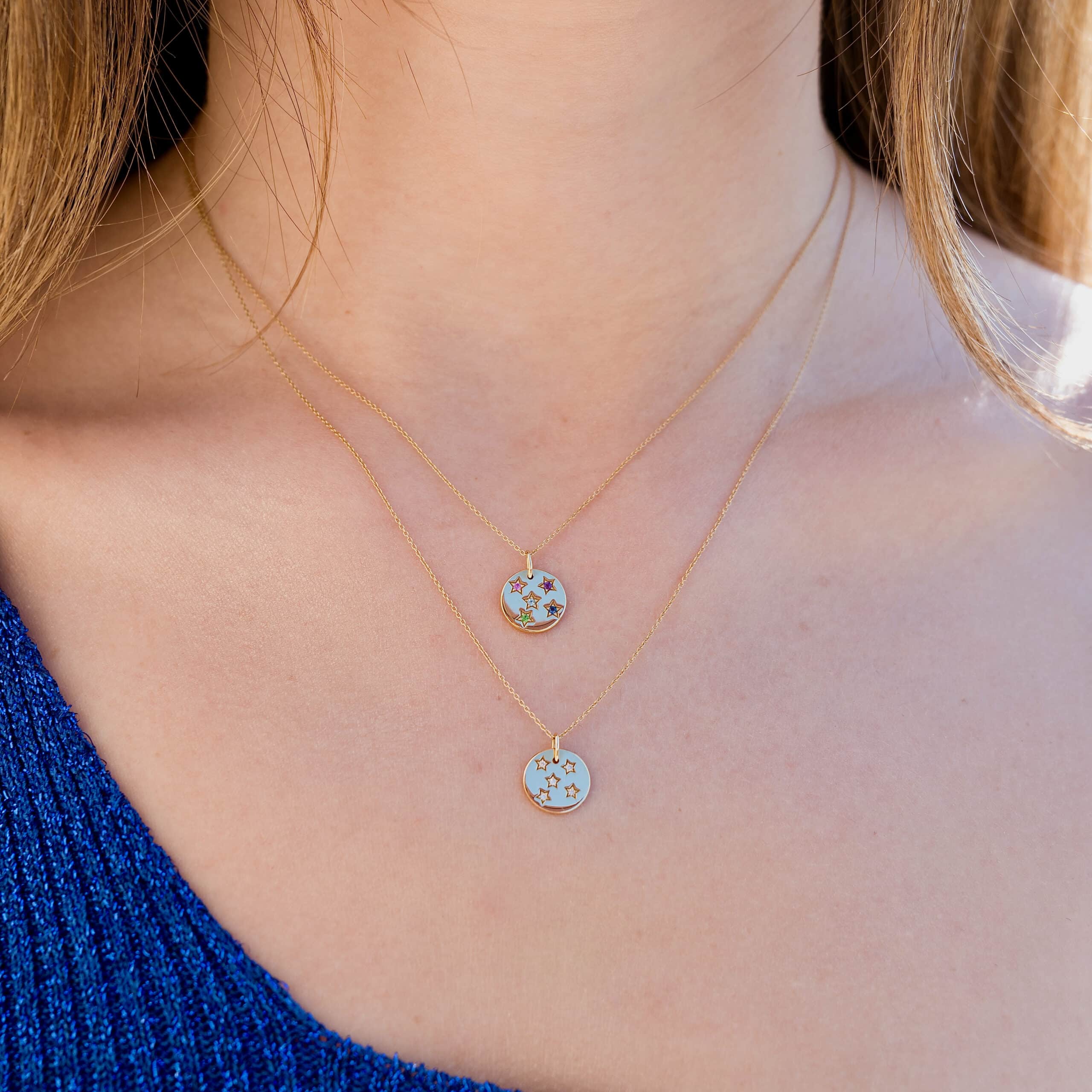 collier médaille étoiles constellation or jaune diamants blancs pierres précieuses saphirs or recyclé 18 carats aupiho joaillerie