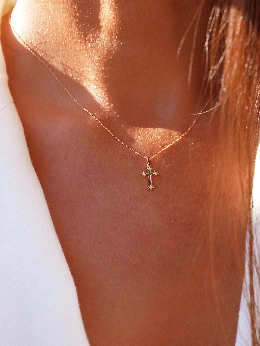 collier-croix-illusion-diamants-orjaune-18carats-aupiho-joaillerie collier chaîne croix en or arlésienne diamants blancs or recyclé 18 carats bijoux symbole protection aupiho