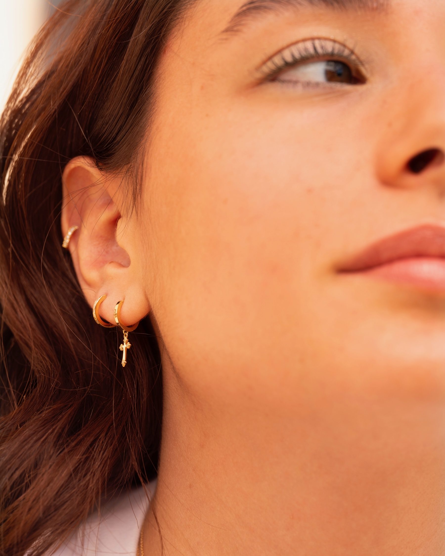 boucle d'oreille creole croix or jaune et diamants blancs or recyclé 18 carats aupiho joaillerie