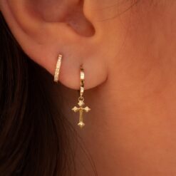 boucle d'oreille creole croix or jaune et diamants blancs or recyclé 18 carats aupiho joaillerie