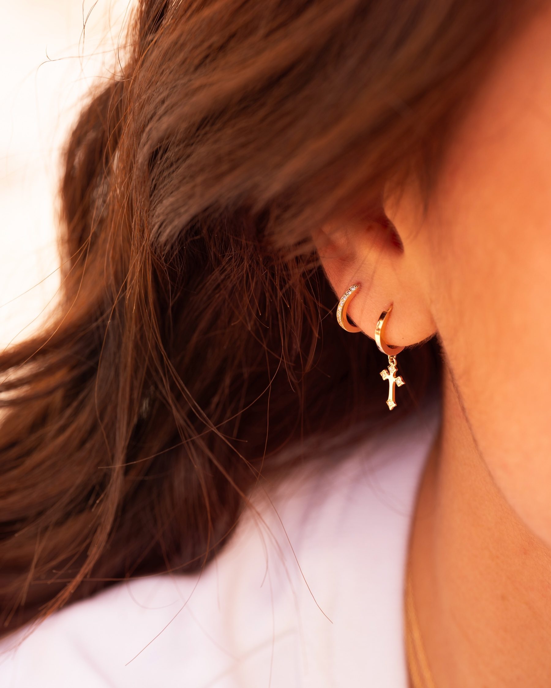 boucle d'oreille creole croix or jaune et diamants blancs or recyclé 18 carats aupiho joaillerie