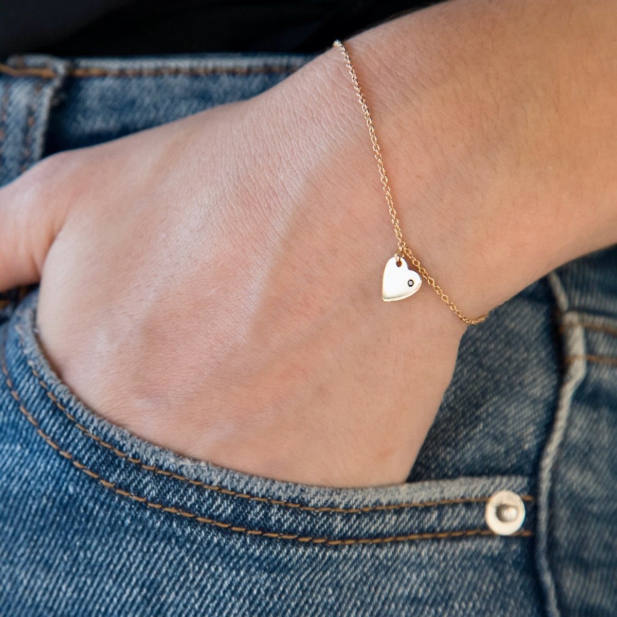 bracelet coeur or jaune et diamant noir or recyclé 18 carats aupiho joaillerie bracelet coeur or jaune et diamant noir or recyclé 18 carats aupiho joaillerie