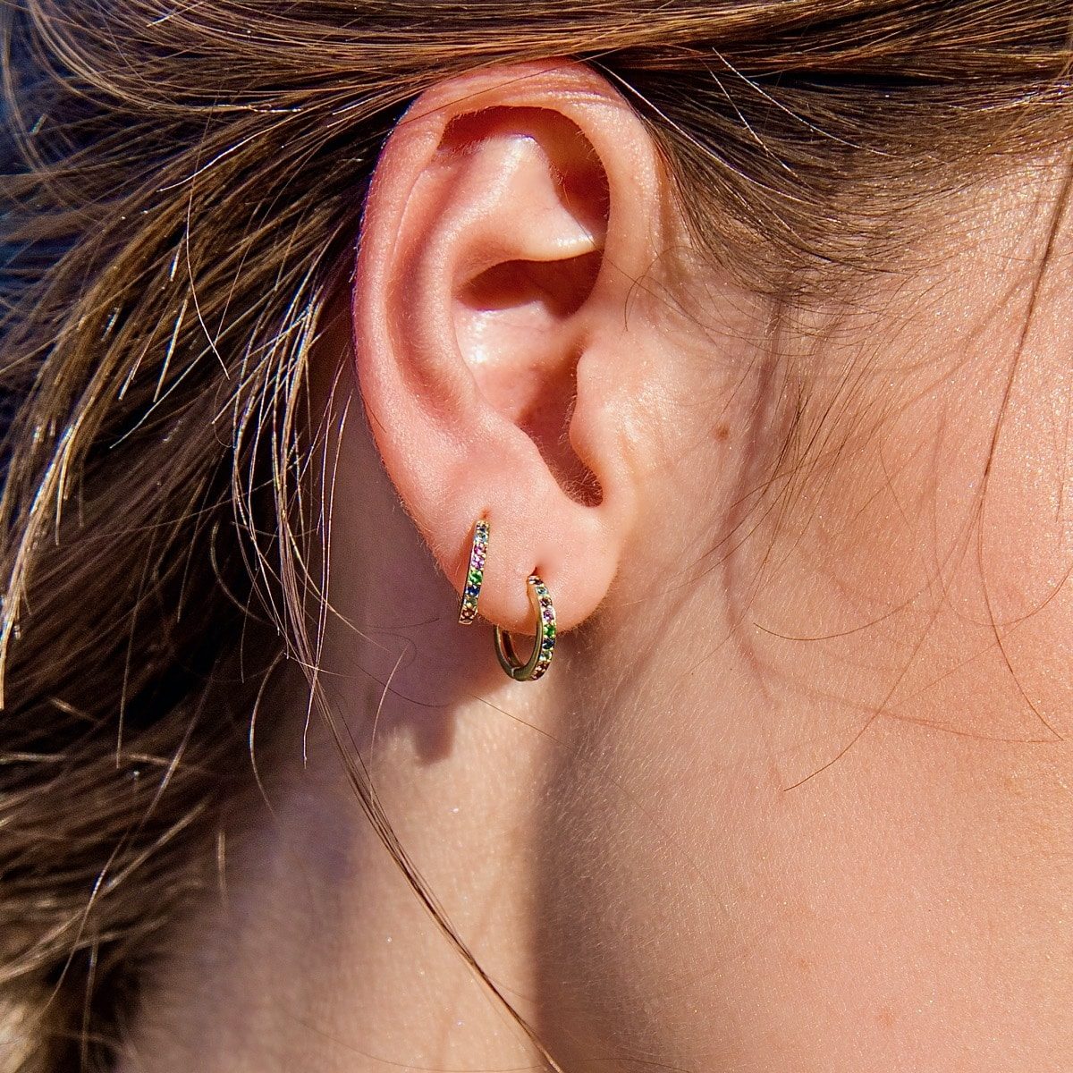 boucle d'oreille or jaune et pierres précieuses or recyclé 18 carats piercing arc en ciel aupiho joaillerie