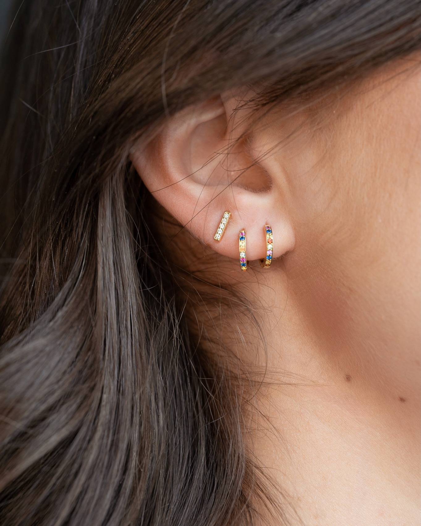 boucle-d'oreille-barrette-or-et-diamants-jane-or-jaune-aupiho-joaillerie boucle d'oreille barrette or et diamants jane or jaune aupiho joaillerie