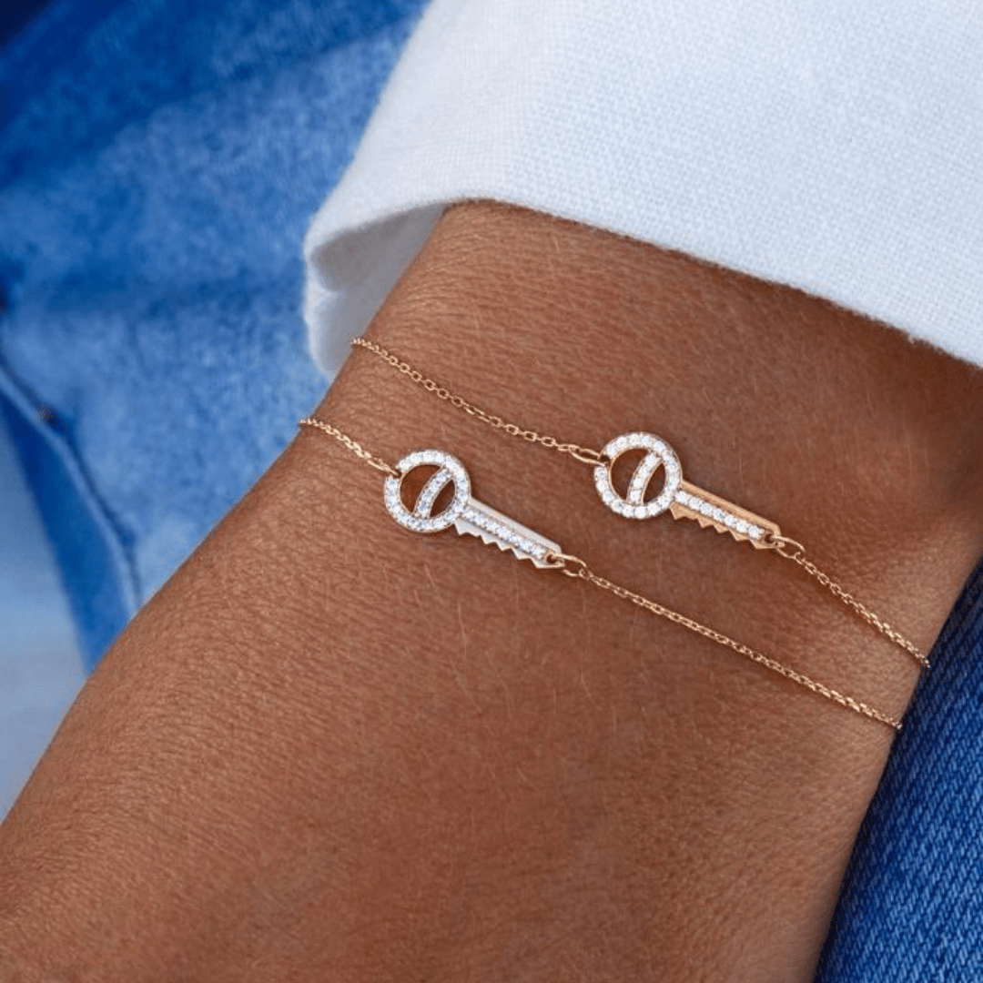 bracelets clé diamants blancs or jaune 18 carats recyclé chaîne fine en or aupiho joaillerie