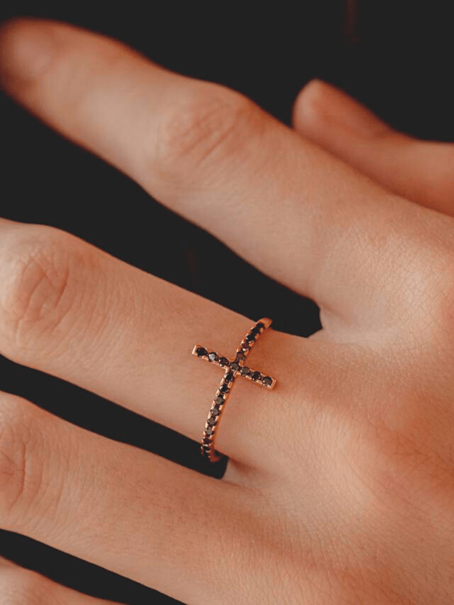 bague croix or rose et diamants noirs or recyclé 18 carats captive aupiho joaillerie bague croix or rose et diamants noirs or recyclé 18 carats captive aupiho joaillerie