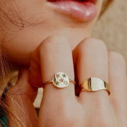 bague ronde étoiles constellation or jaune et pierres fines saphirs arc en ciel or recyclé 18 carats aupiho joaillerie