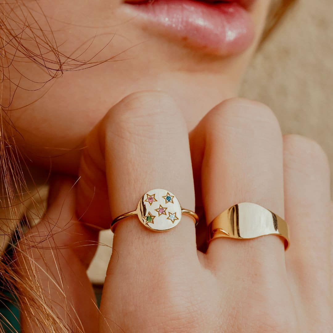 bague ronde étoiles constellation or jaune et pierres fines saphirs arc en ciel or recyclé 18 carats aupiho joaillerie bague ronde étoiles constellation or jaune et pierres fines saphirs arc en ciel or recyclé 18 carats aupiho joaillerie