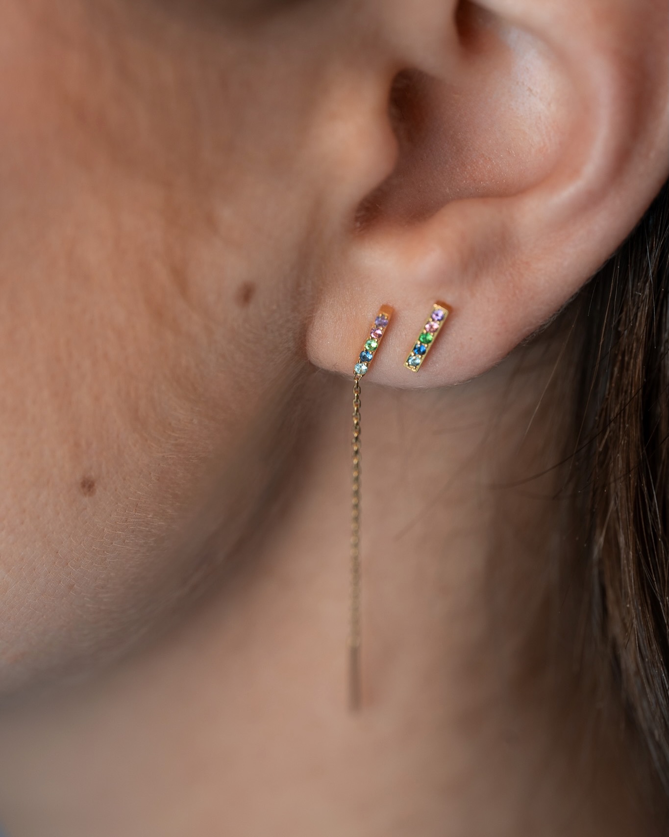 boucle d'oreille barrette chaîne arc en ciel pierres fines or jaune aupiho joaillerie