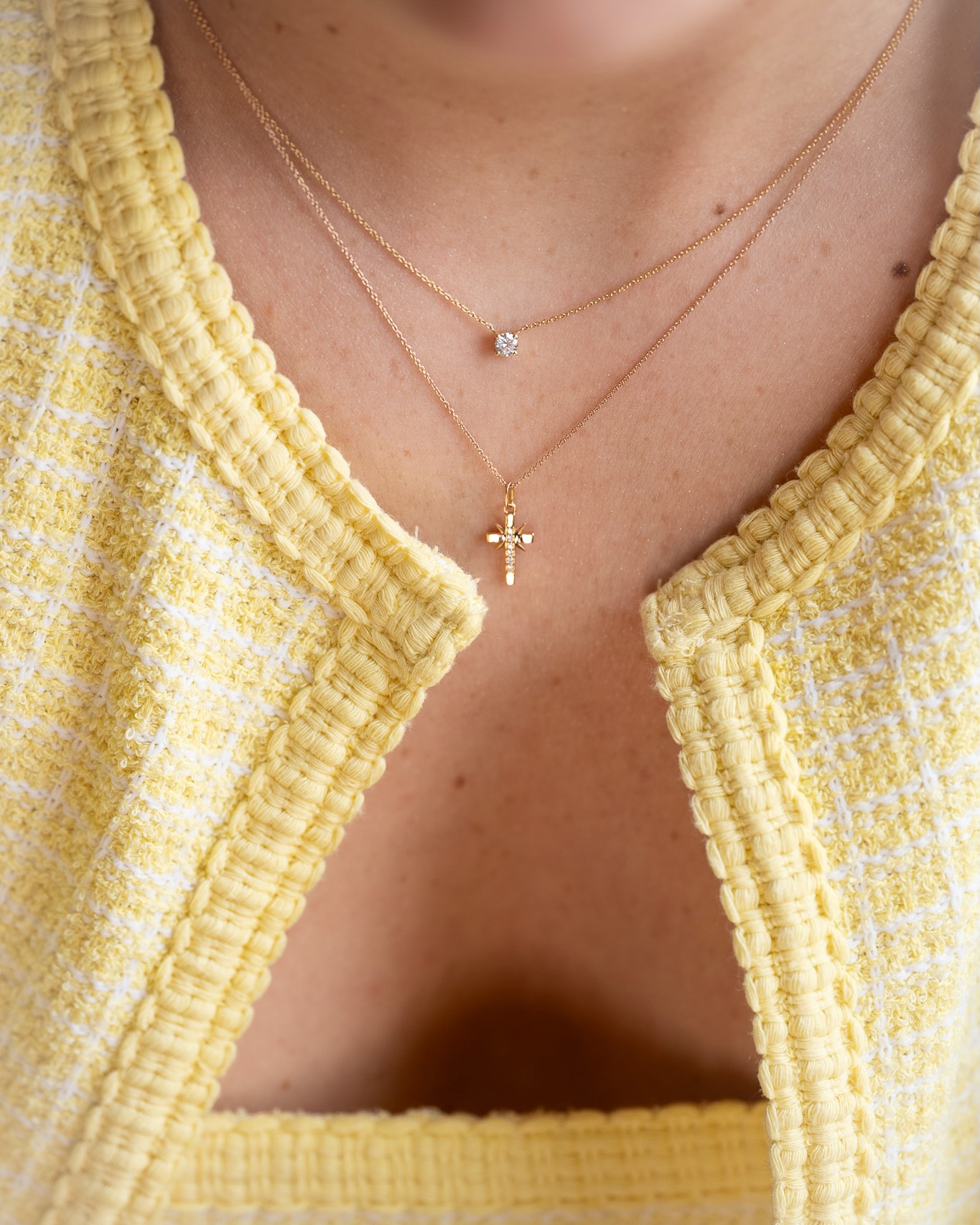 collier-solitaire-griffé-alice-diamant-aupiho-joaillerie collier solitaire griffé Alice diamant or jaune aupiho joaillerie