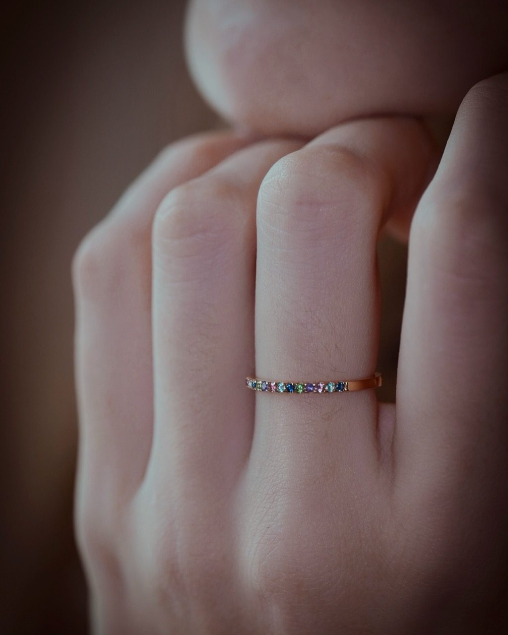 bague pierres précieuses or jaune 18 carats recyclé arc en ciel aupiho joaillerie