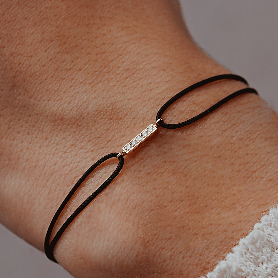 bracelet-barrette-cordon-or-jaune-diamants-aupiho-joaillerie bracelet barrette en diamants jane sur cordon bijou scintillant or recyclé aupiho joaillerie