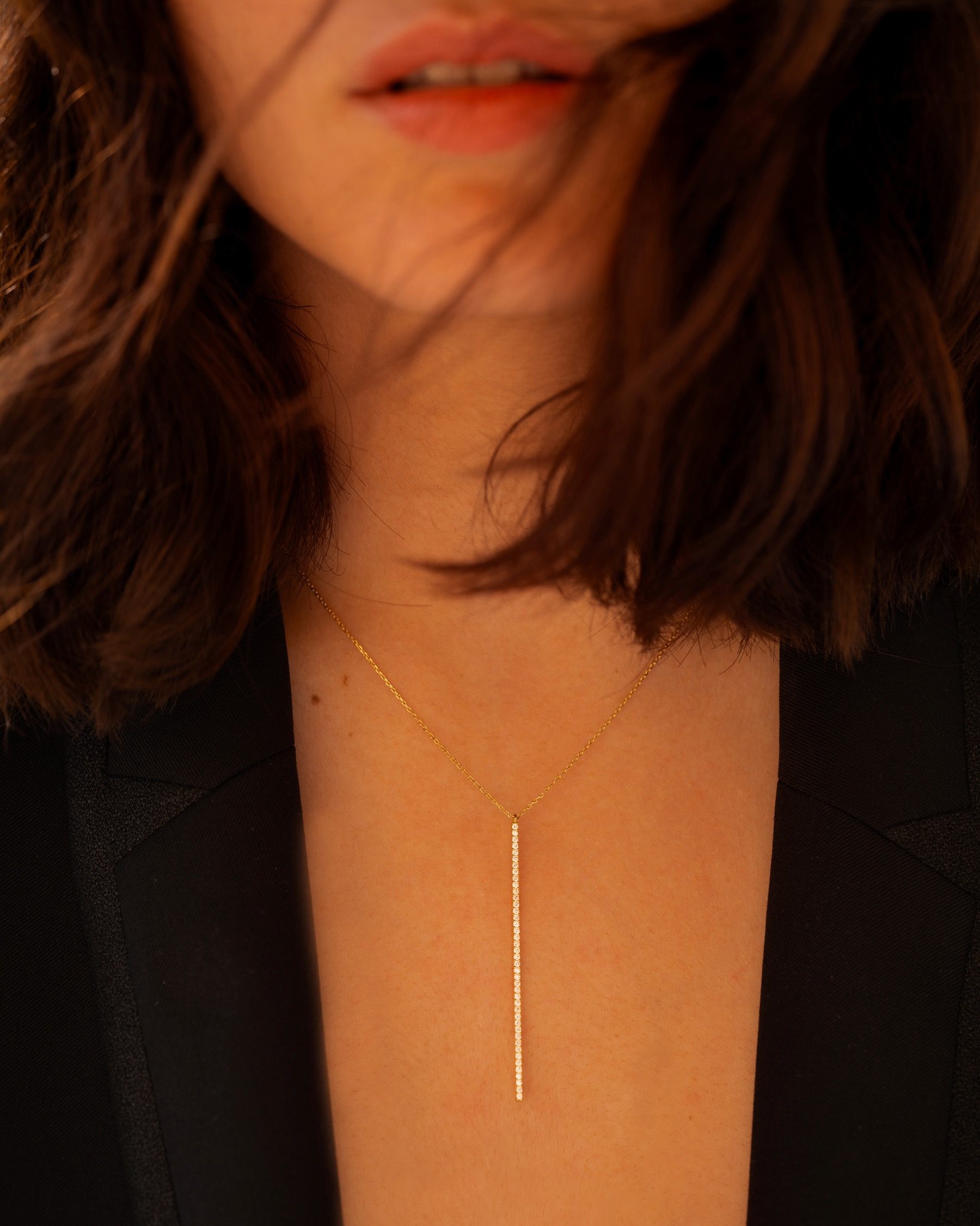 collier-barrette-longue-diamants-blancs-or-jaune-totem-aupiho-joaillerie collier barrette longue diamants blancs or jaune totem aupiho joaillerie