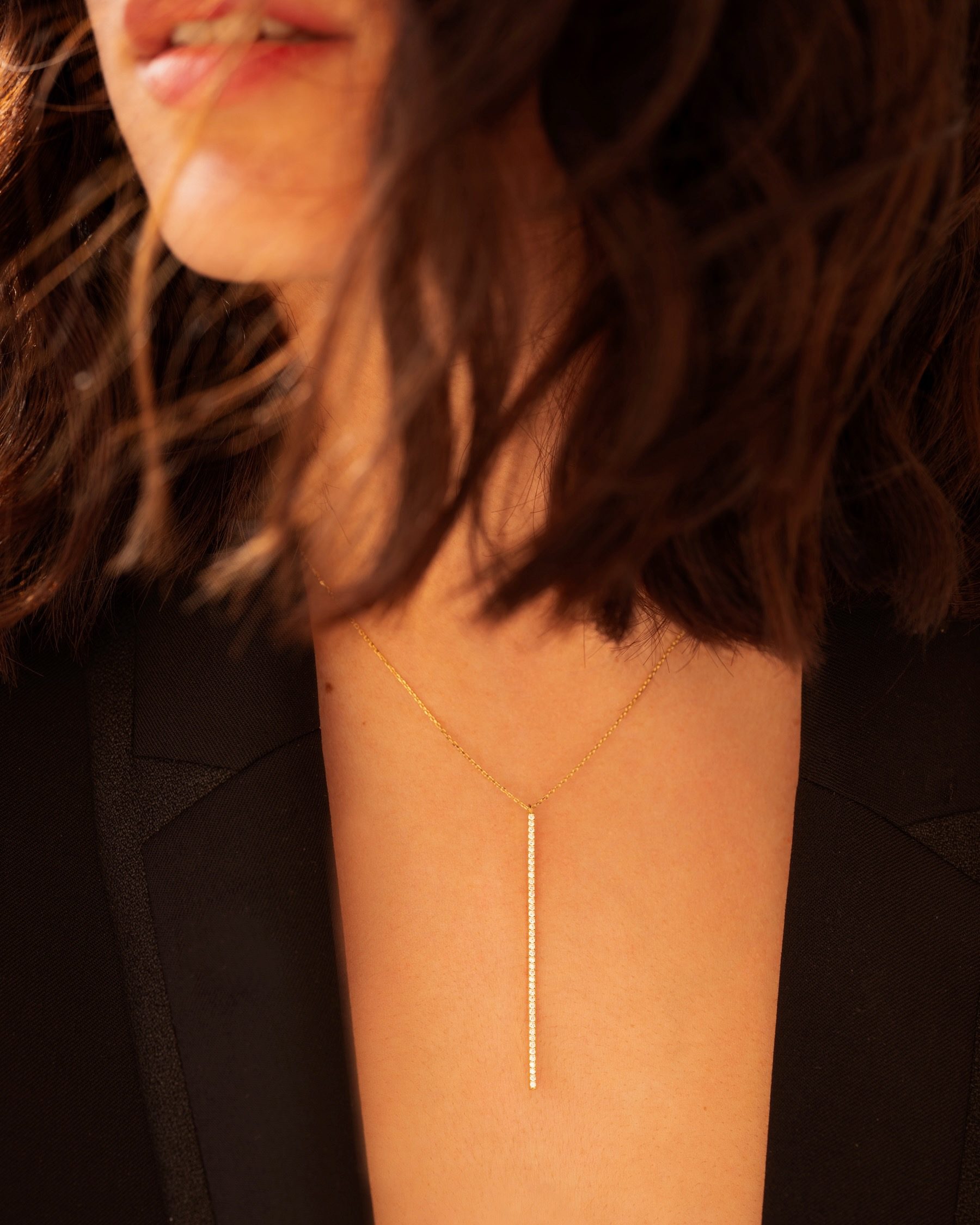 collier-barrette-longue-diamants-or-jaune-totem-aupiho-joaillerie collier barrette longue diamants blancs or jaune totem aupiho joaillerie