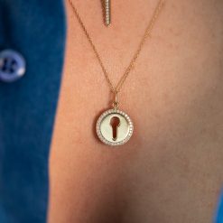 collier médaille clé diamants or jaune aupiho joaillerie