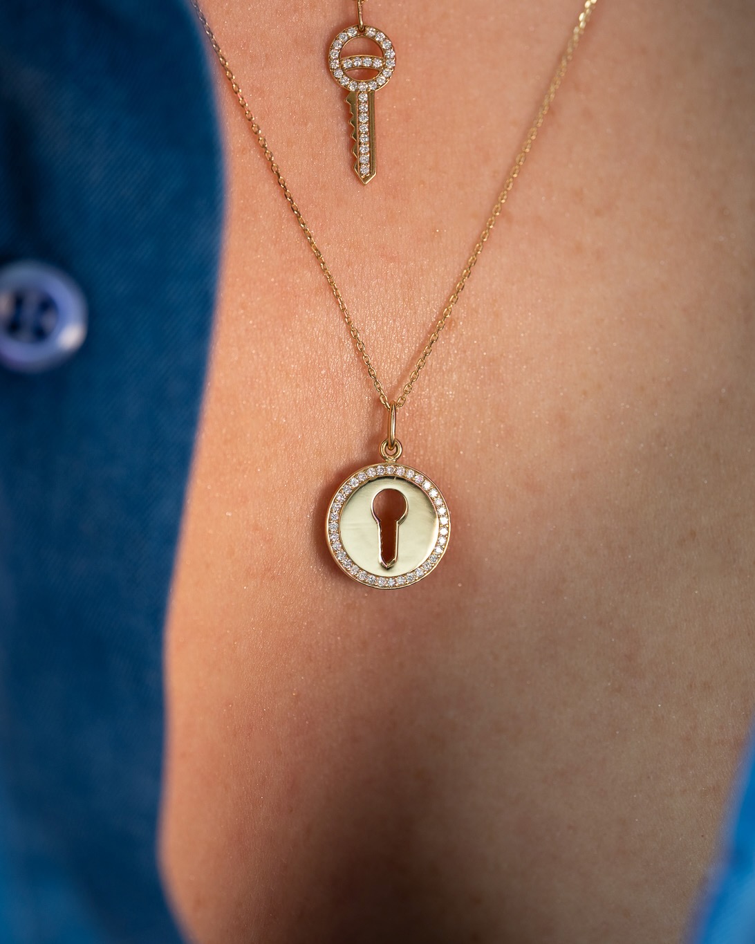 collier médaille clé diamants or jaune aupiho joaillerie