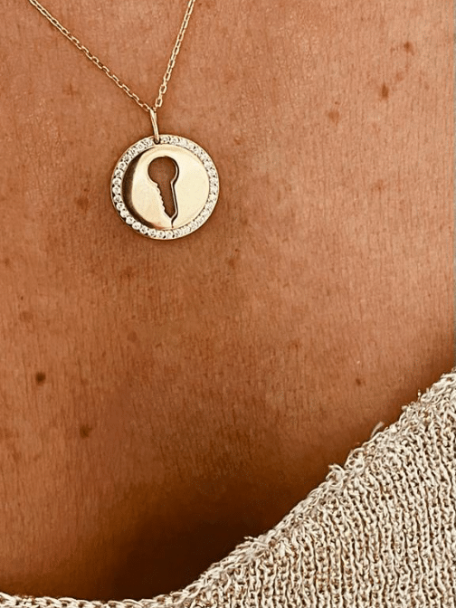 collier médaille clé or jaune et diamants blancs or recyclé 18 carats sésame aupiho joaillerie