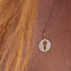 collier médaille clé or jaune et diamants blancs or recyclé 18 carats aupiho joaillerie sésame